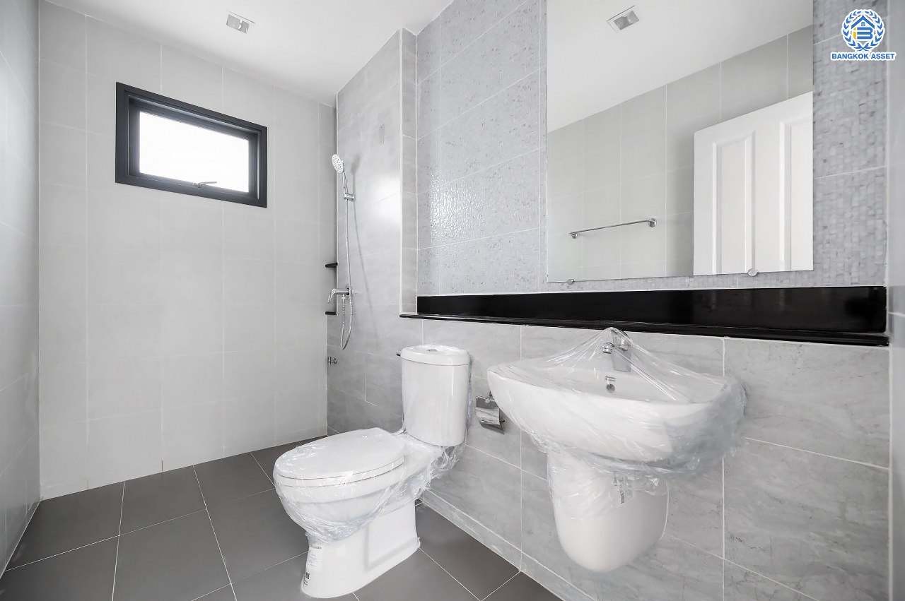 บ้านมือสองตกแต่งใหม่ โครงการ สราญสิริ ติวานนท์-แจ้งวัฒนะ1 เนื้อที่ 50.8 ตร.ว. ดีไซน์ตอบทุกไลฟ์สไตล์ ฟังก์ชัน 3 ห้องนอน 2 ห้องน้ำ จอดรถได้ 2 คัน Living กว้างขวาง บนทำเลติดถนนใหญ่ เชื่อมต่อทุกเส้นทาง ใกล้จุดขึ้นทางด่วน "ศรีสมาน"